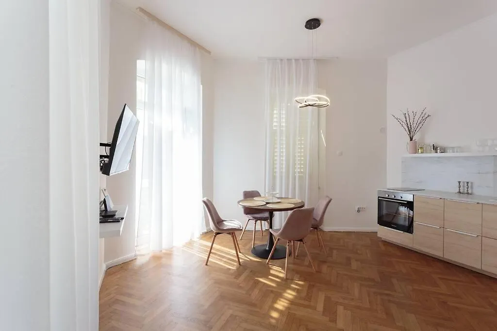 Central Pula - Charming Historic Gem - Modern Comforts Apartment Croatia