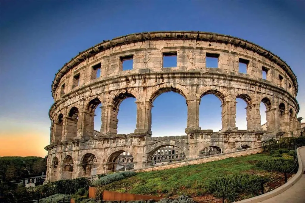 Central Pula - Charming Historic Gem - Modern Comforts Apartment