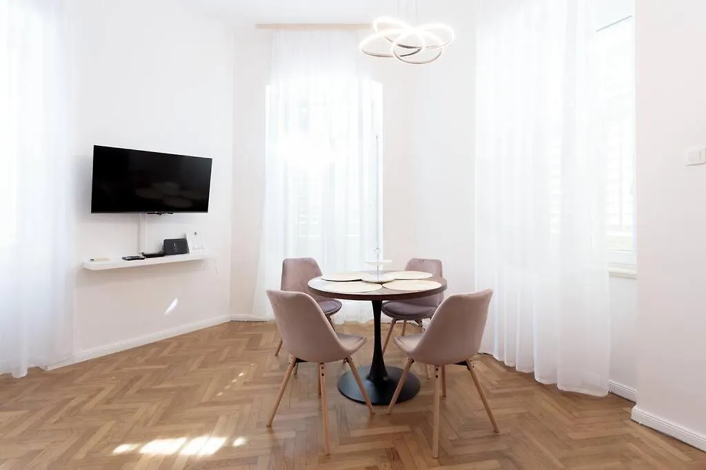 Central Pula - Charming Historic Gem - Modern Comforts Apartment